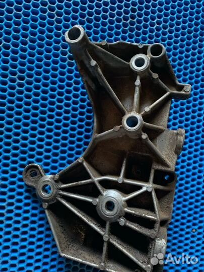 Кронштейн генератора Renault Logan K7M710 2008