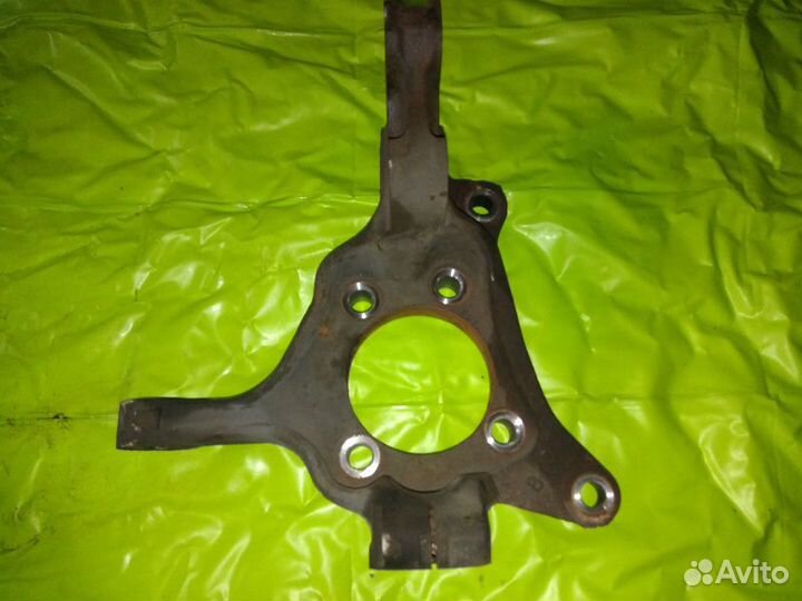 Кулак поворотный перед правый на Subaru 2003-2016г