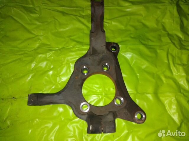 Кулак поворотный перед правый на Subaru 2003-2016г