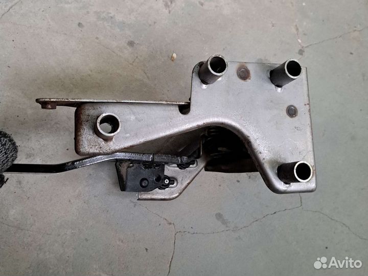 Педаль тормозов с датчиками Nissan Tiida C11