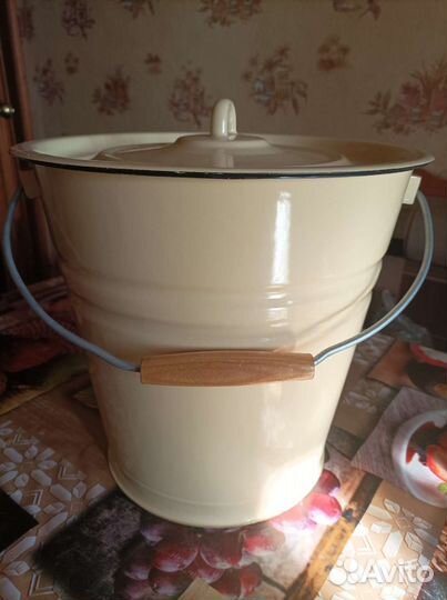 Эмалированное ведро с крышкой