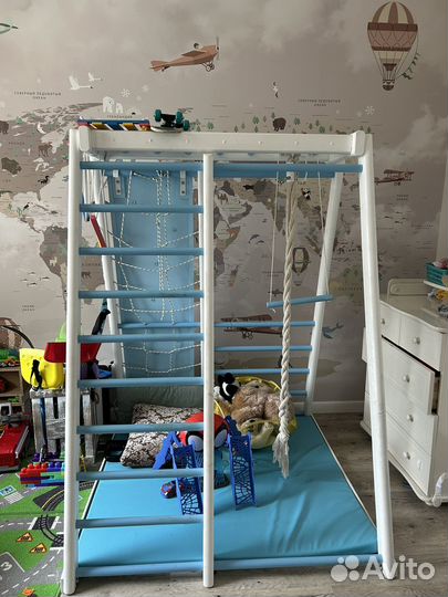 Детский уголок и батут