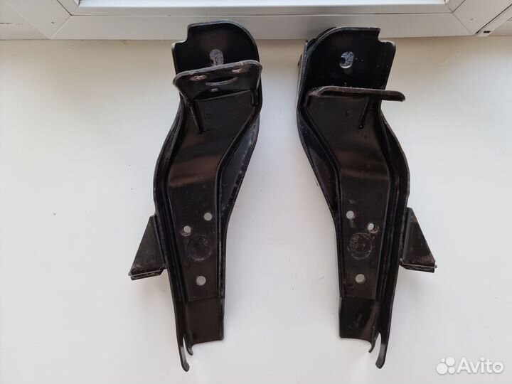 Кронштейн усилителя переднего бампера Тойота Ярис