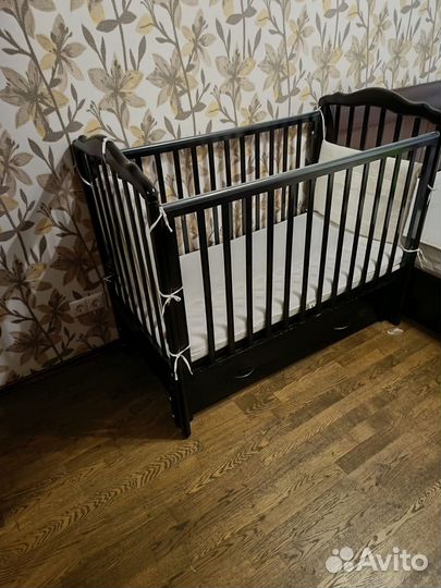Детская кроватка с маятником