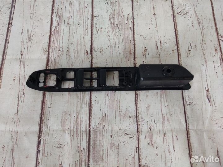 Накладка двери передней правой Forester S11 2002