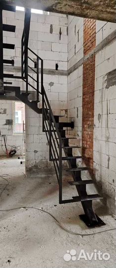 Лестница на металлокаркасе п-образная