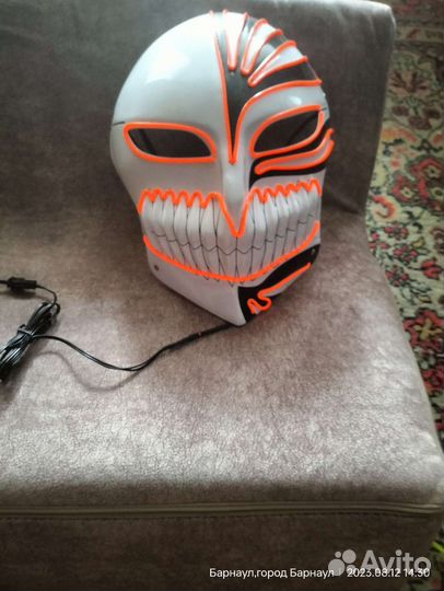 Светящаяся маска и неоновая подсветка на одежду