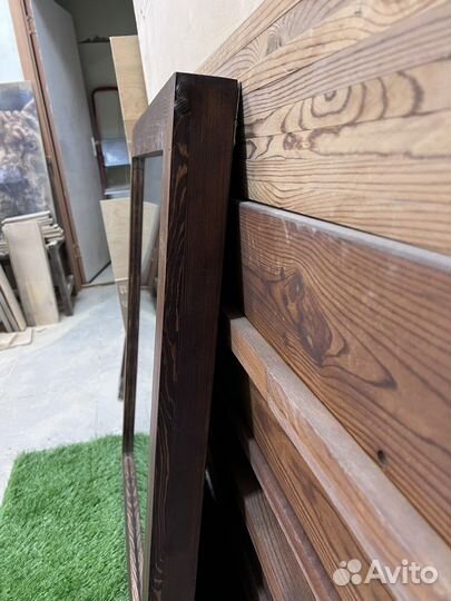 Зеркало в деревянной раме