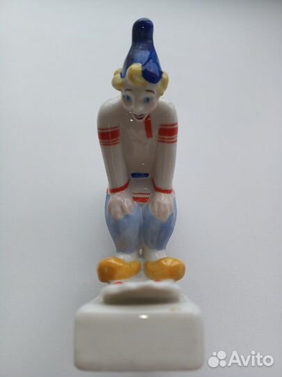 Статуэтка фарфоровая