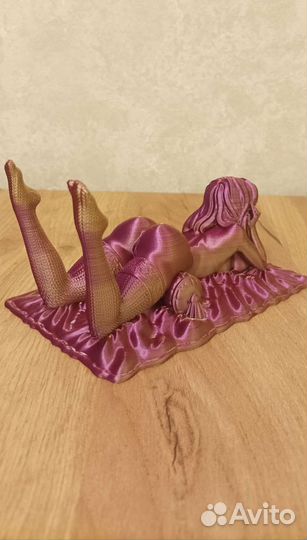 Девушка в виде подставки для телефон