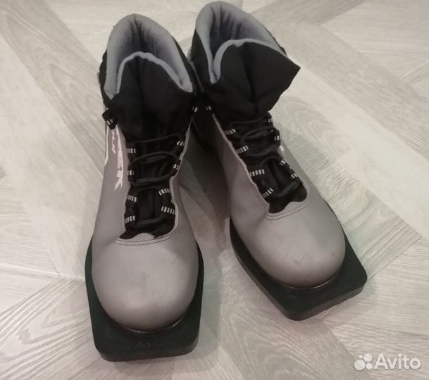 Лыжные ботинки серые