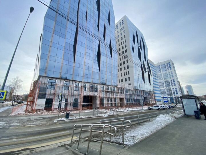 Помещение под крышей с панорамным остеклением