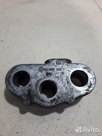 Кронштейн опоры двигателя правый Opel Astra H 200