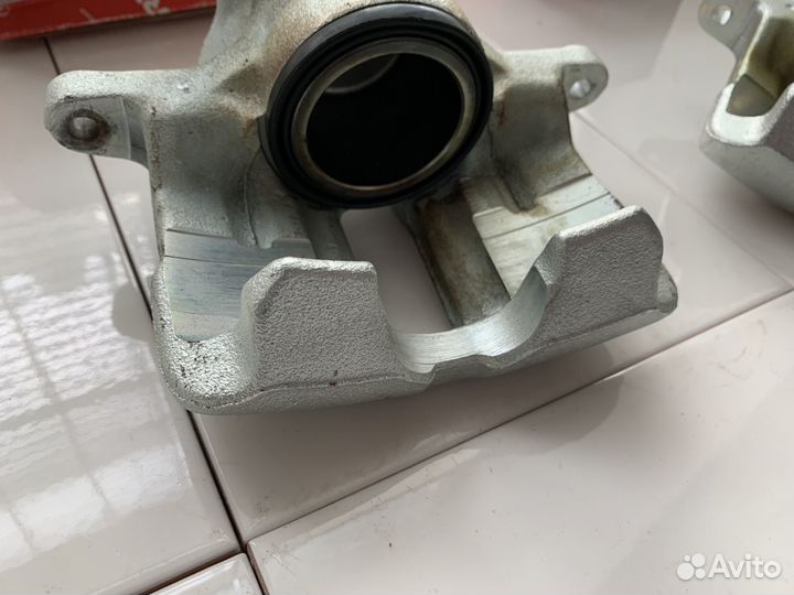 Передние суппорта Audi A4 1995-2001 Новые