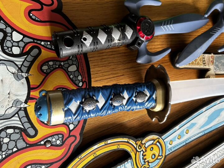 Игрушки: набор оружия мечи, кинжалы, щиты: 22 шт