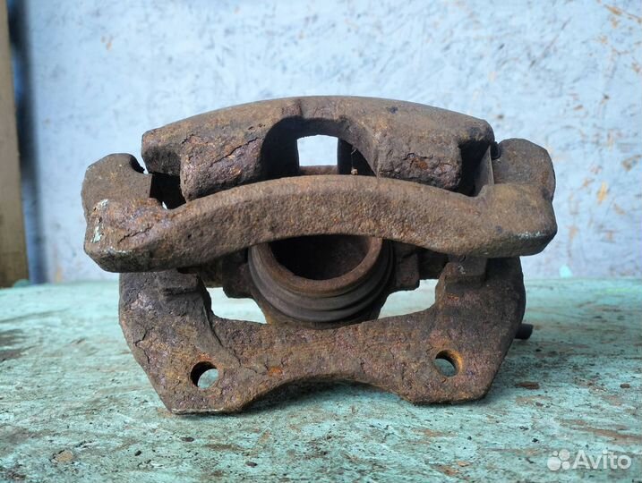 Суппорт тормозной передний левый Nissan Almera