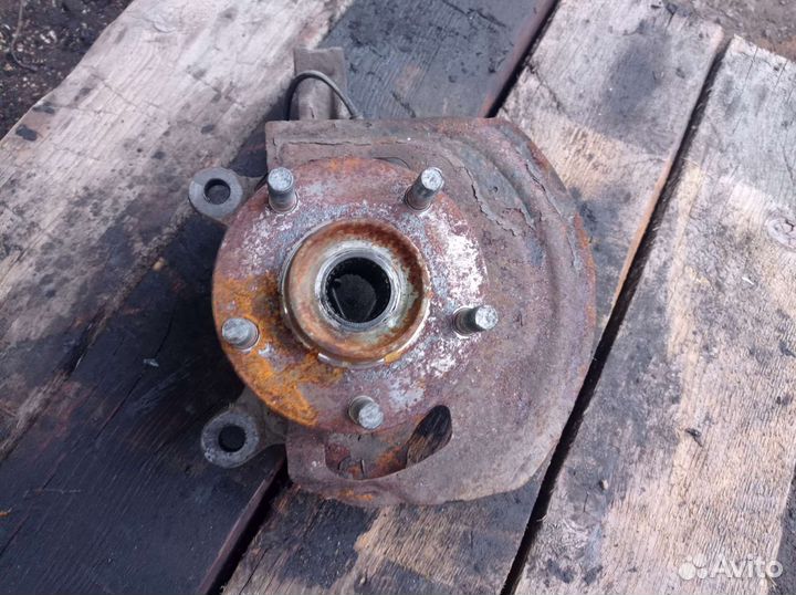 Поворотный кулак левый Nissan Qashkai j10