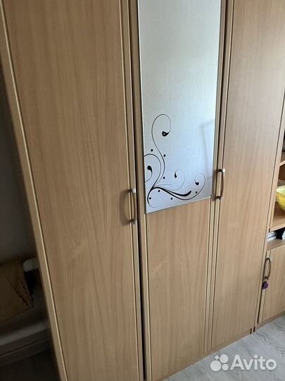 Шкаф распашной с зеркалом