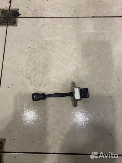 Ограничитель двери задний левый Mitsubishi Lancer