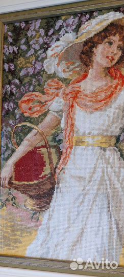 Девушка с корзиной