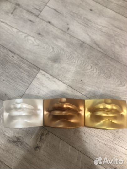 Статуетки в форме губ