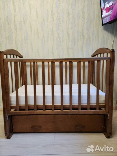 Детская кроватка с продольным маятником