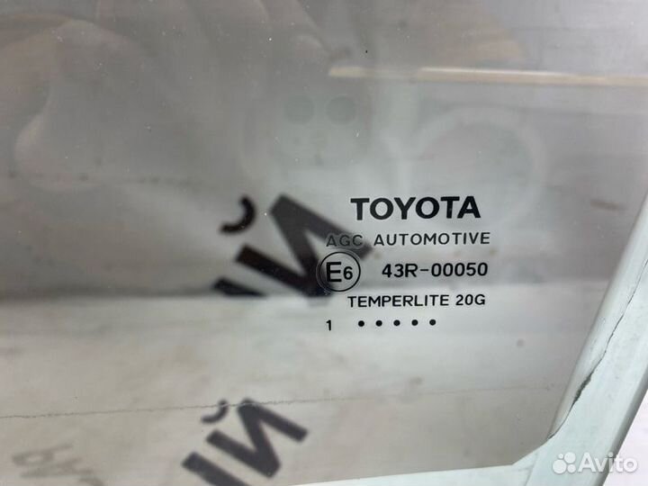Стекло двери переднее левое Toyota Camry 70
