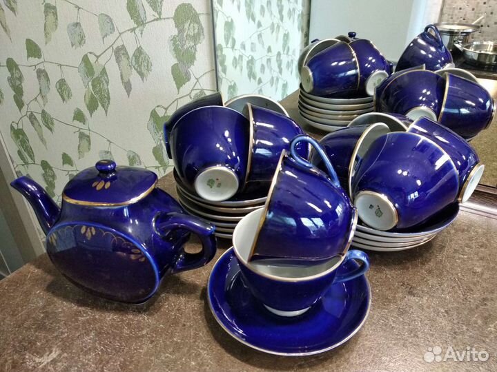 Чайник, чашки с блюдцами