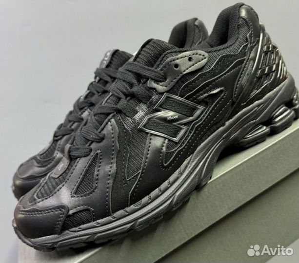 Черные New Balance 1906