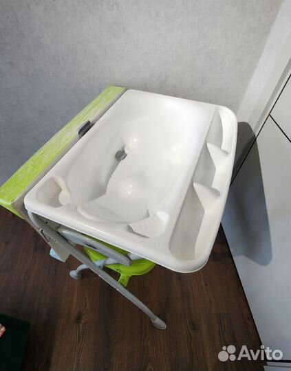 Ванночка для купания и пеленальный столик