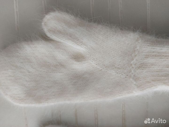 Варежки женские из ангоры белые