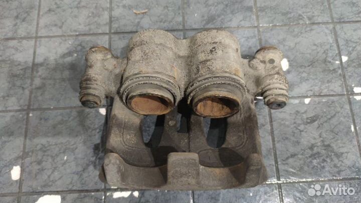 Суппорт передний правый Mercedes Viano W639 2010