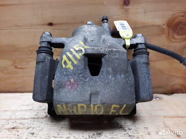 Суппорт передний левый Toyota Aqua NHP10 1nzfxe