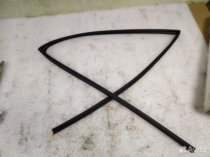 Уплотнитель стекла задней левой двери Rav 4 рест