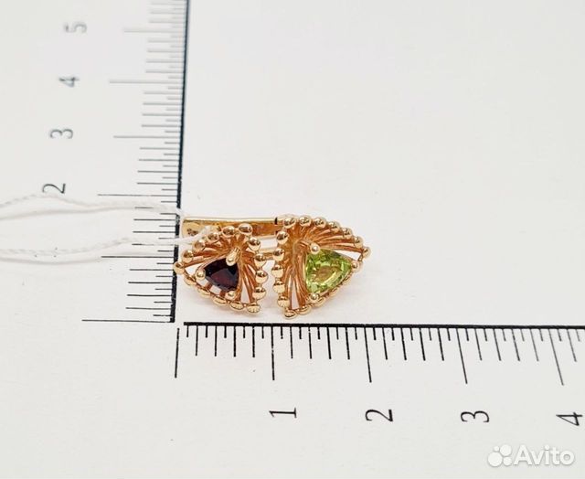 Золотые серьги с камнем