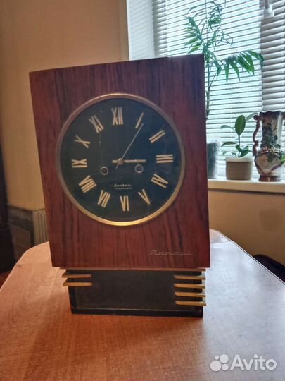 Старинные настенные антикварные часы с боем