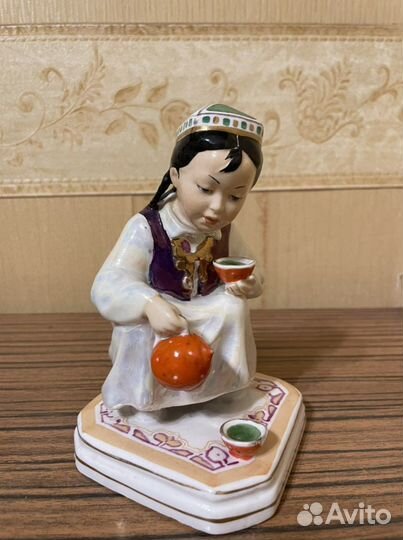 Статуэтка «Узбечка с чайником» 1958 фарфор Дулево