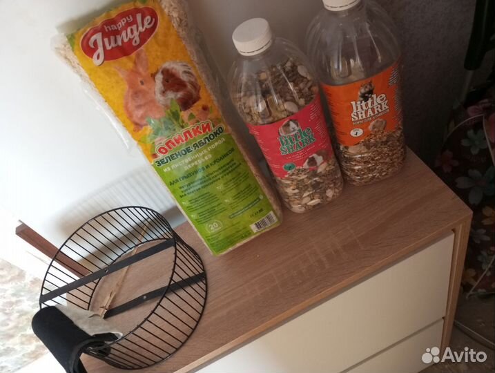 Корм для хомяков, опилки, колесо