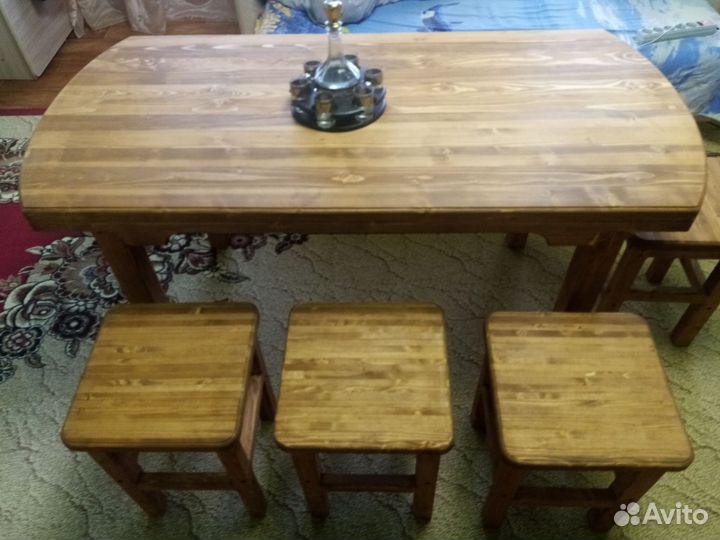 Стол и табуретки деревянные
