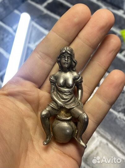 Серебро писующая девушка на горшке