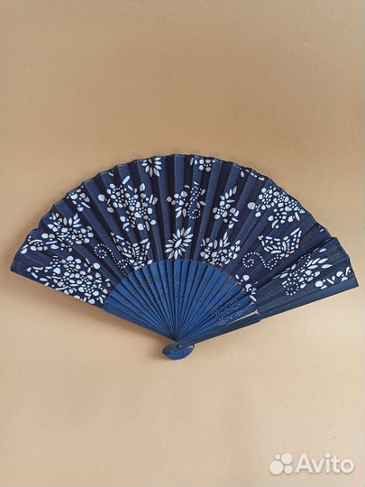 Веер синий с белыми цветочками
