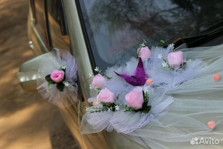 Красивое свадебное украшение на автомобиль