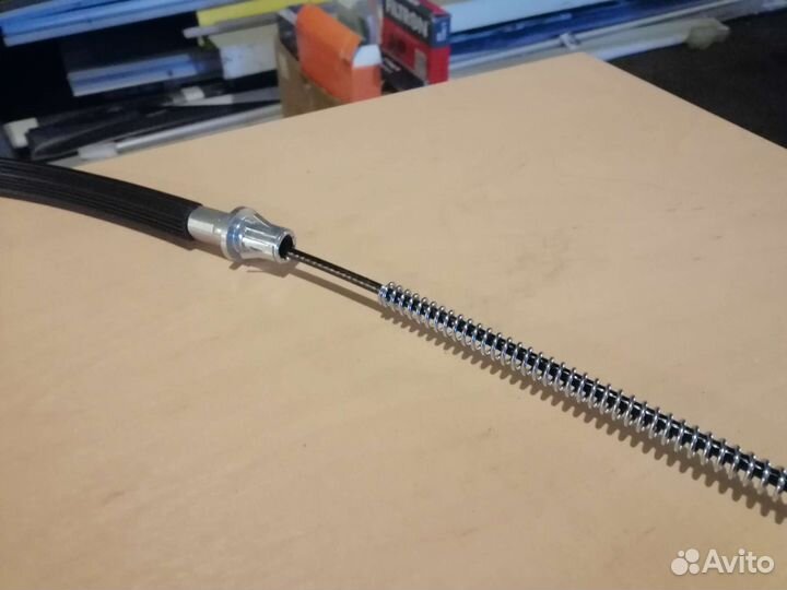 Трос стояночного тормоза правый transit 2000)