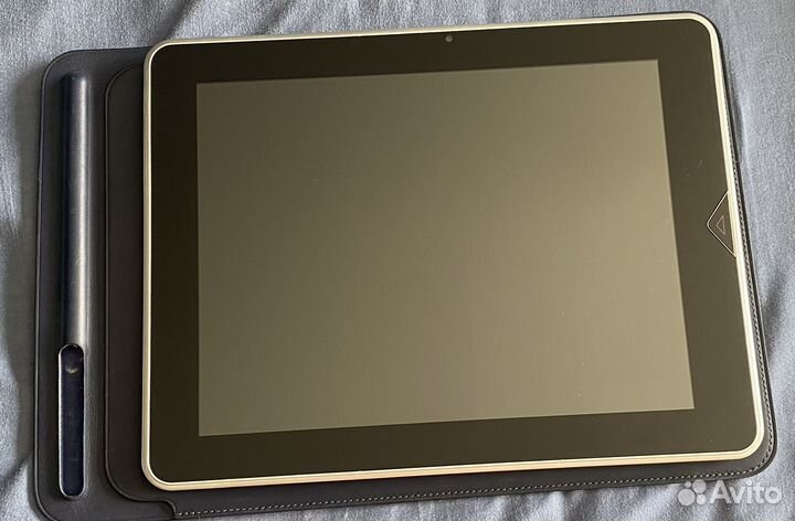 Два планшета с ретро играми