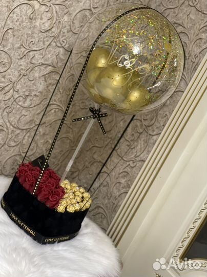 Цветы в коробке с шаром баблс