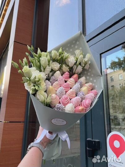 Боксы из клубники с пионами в шоколаде с доставкой