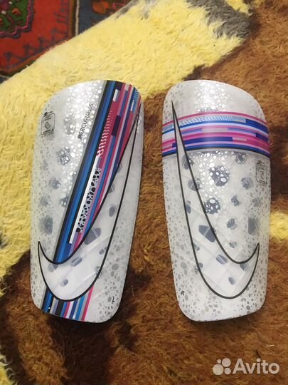 Футбольные щитки