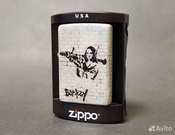Зажигалка Zippo - Бэнкси: Мона Лиза с гранатометом