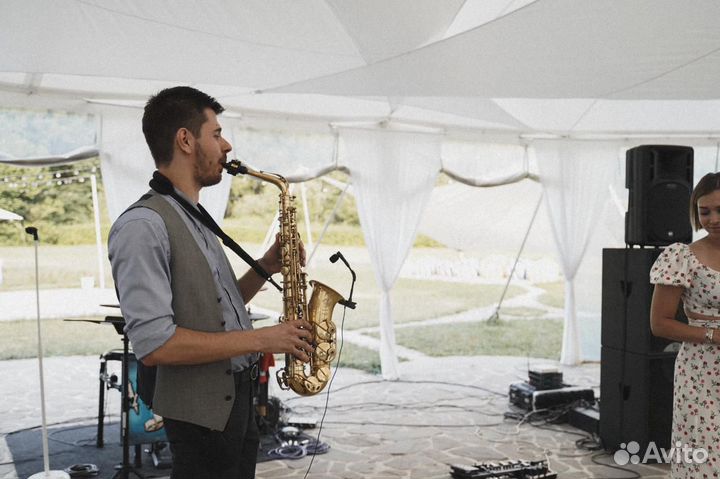 Саксофонист на праздник