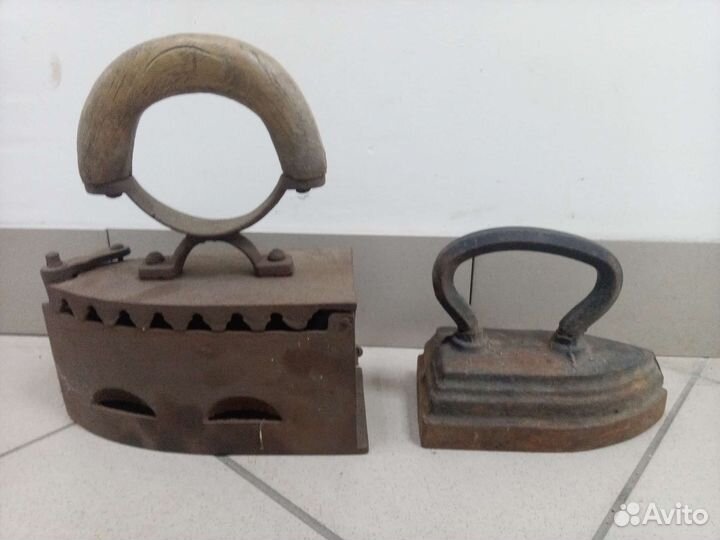Старый утюг на углях литой